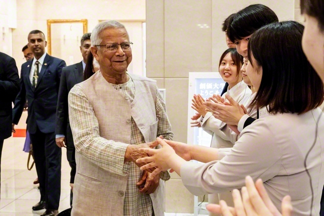 学生一人一人と握手を交わすムハマド・ユヌス氏