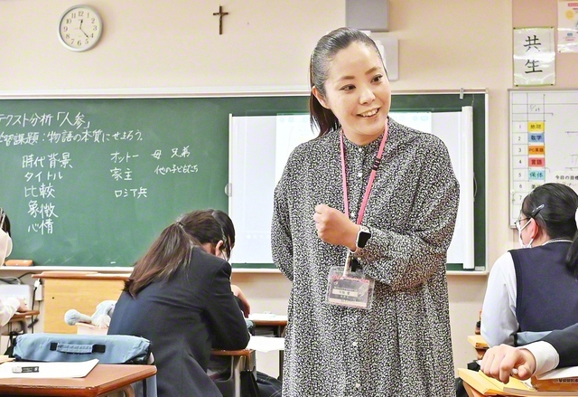 授業中、早坂愛教諭が生徒一人一人に積極的に声をかける