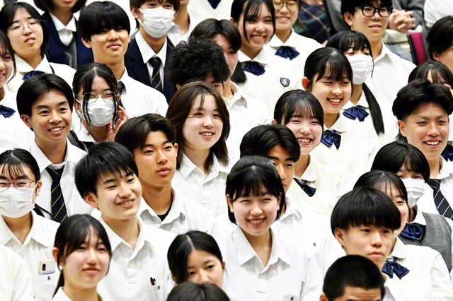 佐藤さんの当意即妙のやりとりに創価学園生の緊張もほぐれる