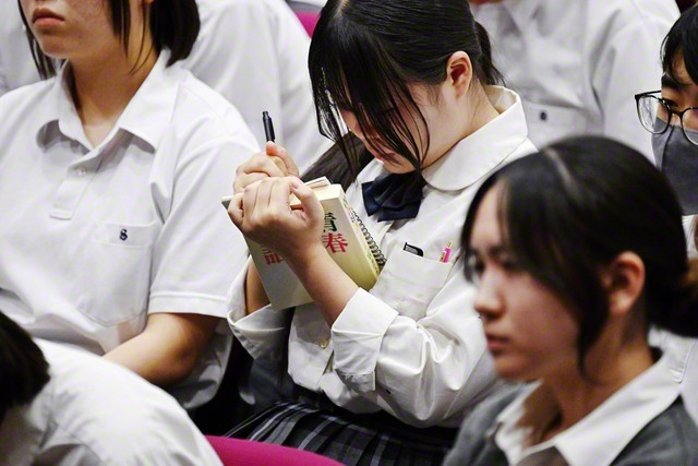 心に残った言葉や自身の感想を忘れないようにとメモをとる姿も