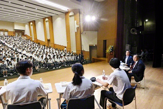 東京・創価学園の池田講堂で行われた対話プロジェクト。より良き人生を模索する創価高校生の真剣な質問に対し、佐藤優さんの声も熱をおびた（4日）