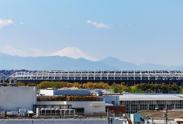 味の素スタジアム（東京都調布市）。彼方には富士が顔をのぞかせる。調布総区の友は、栄光の峰を目指し、勇気と執念の行動で対話拡大に奔走！