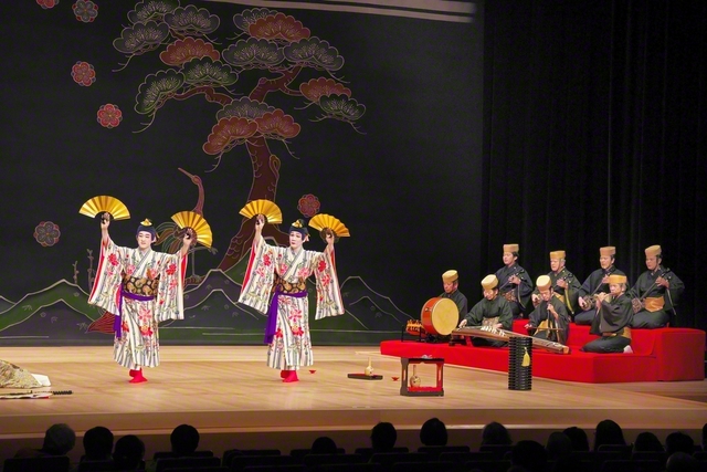 「組踊（くみおどり）」は、沖縄で創始され、今日まで300年以上にわたって伝承されてきた歌舞劇。その歴史上、初めて上演された演目が、この「二童敵討（にどうてきうち）」である＝大城洋平撮影