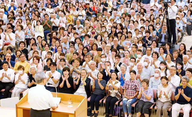 師弟凱歌の旗を高らかに掲げ、さらなる対話拡大を決意し合った総東京代表幹部会。本陣から全国へ勇気の波動を広げる（巣鴨の東京戸田記念講堂で）