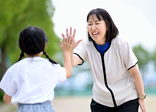 笑顔あふれるひととき。梅本さんは、児童一人一人との大切な時間をかみ締めている