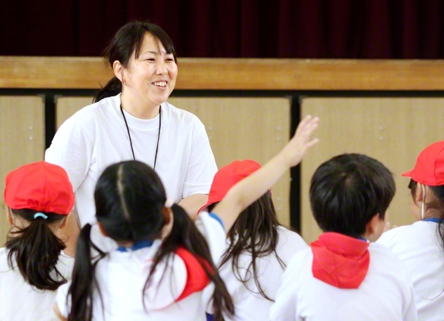 3限目の体育の授業。「さあ始めるよ！」と板東瞳さんが呼びかける