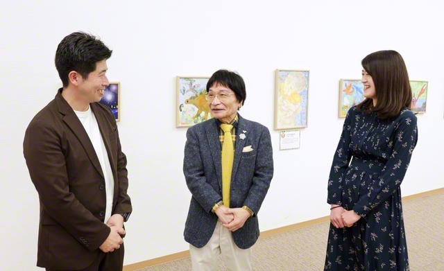 “尾木ママ”こと尾木直樹氏㊥と、青年教育者の川上一郎さん㊧、細谷優花さんが語り合う（3月23日、東京・新宿区の創価文化センターで）
