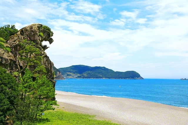 三重県熊野市の「獅子岩」。巨大な獅子が、海に向かってほえているような姿は、見る人に勇気を送る。私たちも「師子は伴侶を求めず」の精神で、創価の正義を師子吼していこう