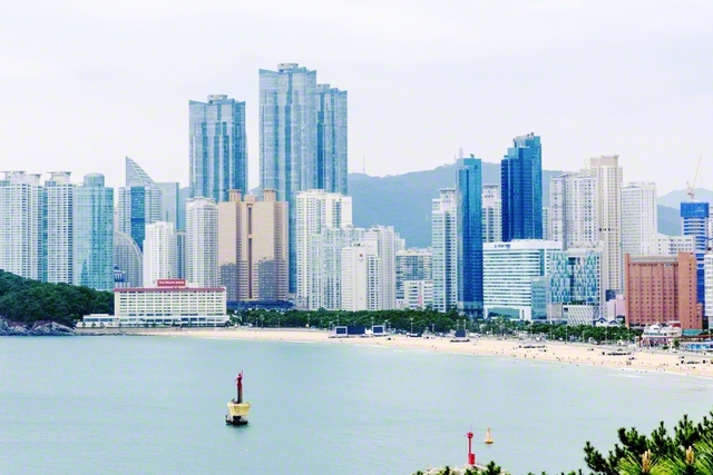 韓国第2の都市・釜山は港町として栄えてきた。海沿いには高層ビルが立ち並ぶ