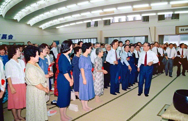 1986年9月15日、栃木広布40周年を記念する栃木県支部長会に出席した池田先生。広宣流布の無上道の人生を歩む友を心から励ました（栃木平和会館で）