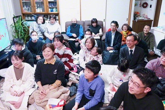創価学会の会合は、生い立ち、家庭環境、仕事環境など異なる背景をもつ老若男女が集い合う（本年2月、埼玉県内で）。多角的な視点で政治や社会を学び、語り合う中で、社会をつくる「主体性」と社会を見る「全体性」が養われている