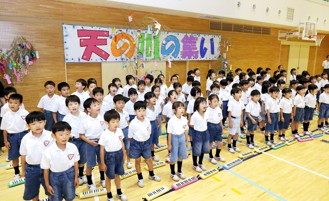 関西創価小学校（大阪・枚方市）で3日に行われた「天の川の集い」