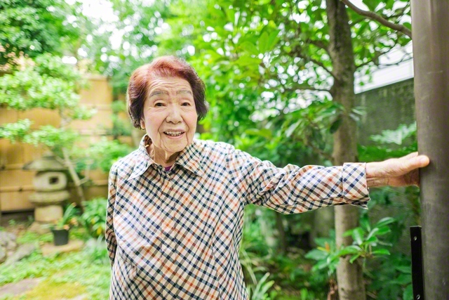 「写真撮られるの苦手なんですよ」と明るい秀子さん