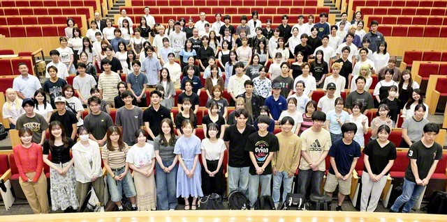 使命を胸に世界へ！――夏季海外研修に参加する学生たち（創大・ディスカバリーホールで）