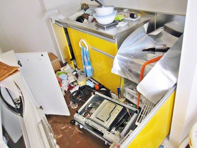 東日本大震災の揺れによって食器などが散乱したキッチン