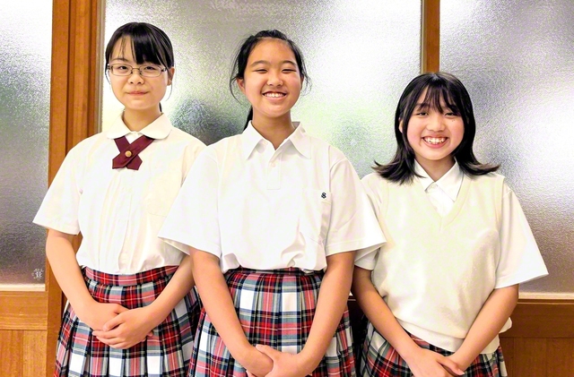晴れのステージに臨む3人（左から山元さん、大町さん、大林さん）