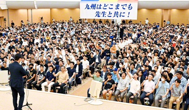 栄光の峰へ怒濤の前進をする九州男子部の集い。音楽隊の創価福岡フロイデ吹奏楽団が演奏を披露した（九州池田講堂で）