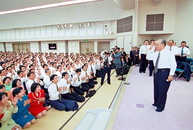 「3・16」40周年を祝賀する第1回の青年部記念大会（1998年3月13日、東京・創価国際友好会館〈当時〉で）。スピーチの冒頭、池田先生は「『3・16』。その魂は、盛大な儀式でもなく、かっこうのよい言葉でもない。大事なことは、ただ一つ、『勝つこと』である」と宣言した