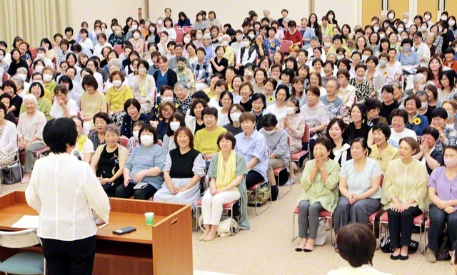躍進する秦野旭日県女性部の友。周囲に希望を送る対話の拡大を決意し合った（5日、厚木平和会館で）