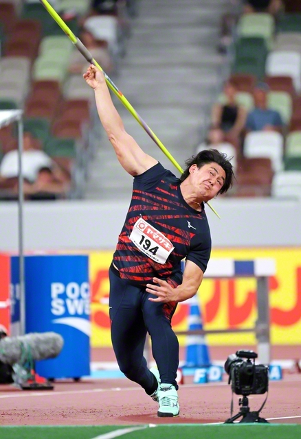陸上・日本選手権の男子やり投げで初優勝した﨑山雄太選手（5日、東京・国立競技場で＝時事）