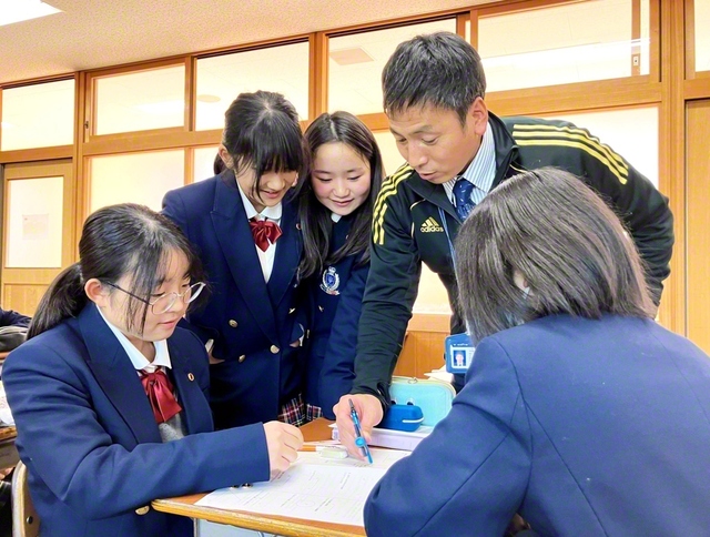 関西創価中学校の授業。教員が丁寧に指導を行う