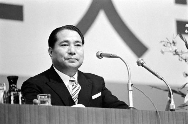 1973年4月、池田先生は創価大学の第3回入学式に出席し、「創造的人間たれ」と題する記念講演を。「私のこれからの最大の仕事も教育であり、私の死後30年間をどう盤石なものとしていくかに専念していく決心であります。それは、21世紀の人類を、いかにしたら幸福と平和の方向へリードしていけるか、この一点しか、私の心にはないからであります」と訴えた