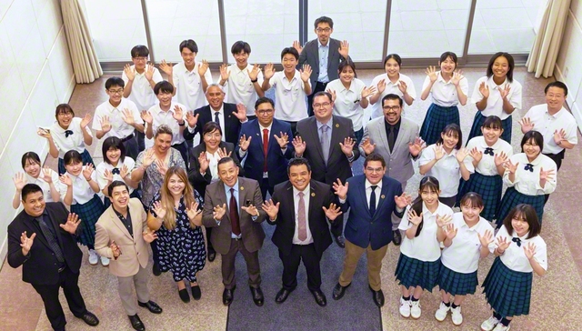 学園生とグアナファト大学付属高校一行が笑顔で（創価高校で）