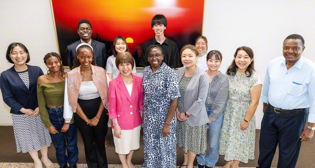 ナイロビ大学のムソニェ文学科長（前列中央）と、ンゲス教授（右端）が、創大の鈴木学長と会見（創価大学で）