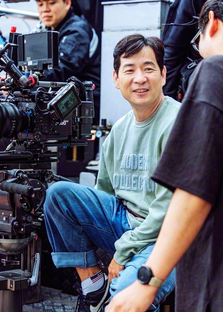 撮影現場のホンさん。柔和な笑みでスタッフと言葉を交わす