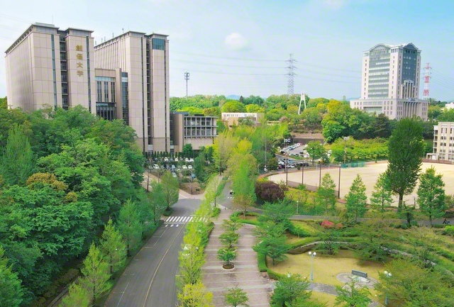 平和貢献の世界市民を陸続と輩出する創価大学（東京・八王子市）