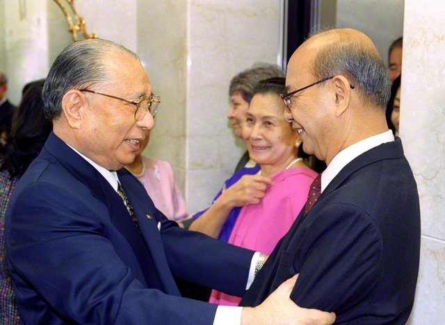 フィリピン大学のアブエバ元総長と池田先生が創価大学で再会（1999年11月3日）