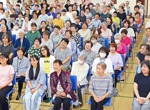 師匠への報恩を胸に、前進を誓い合った港堅塁区の友。柴田早苗さん、久保田トシさん、小山内由郁さんが真心の対話に駆ける様子を力強く語った（名古屋港文化会館で）