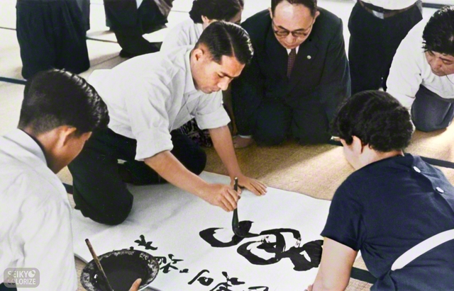 「大阪の戦い」の折、池田先生が旧関西本部で力強く「勇戦」と大書。同志を励ました（1956年5月）