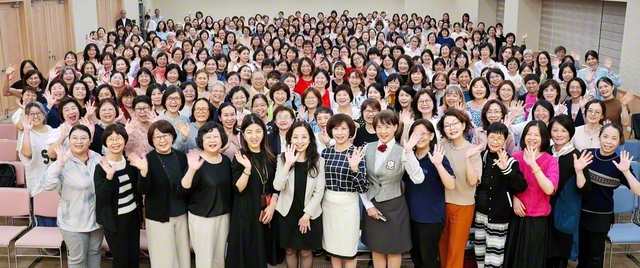 朗らかに人間主義の哲学を語り広げる台湾SGI婦人部の解説員ら（本年3月、高雄文化会館で）