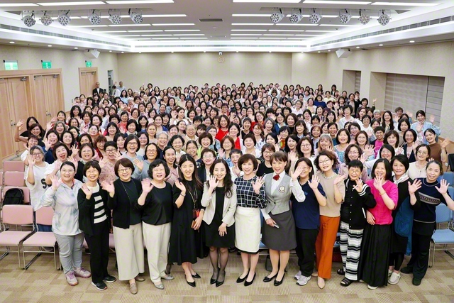 朗らかに人間主義の哲学を語り広げる台湾SGI婦人部の解説員ら（本年3月、高雄文化会館で）