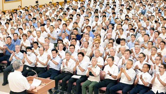 戦う時は今。さあ乾坤一擲の猛攻を！――総大阪の黄金柱が総立ちとなった壮年大会（関西池田記念会館で）