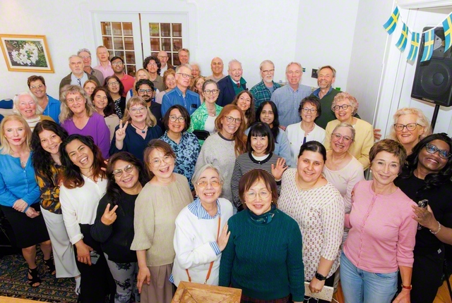 広布前進の息吹に満ちたスウェーデンの総会。皆でポップソングをにぎやかに合唱した（スウェーデン文化会館で）