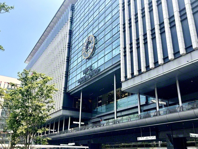 多くの利用客で活況を呈するJR博多シティ（福岡市博多区）。福岡の友は「先駆」の二字を胸に、きょうも果敢に、にぎやかに、友好の語らいを広げる