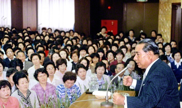 名古屋市の中部文化会館（当時）で行われた自由勤行会で、集まった友を心から励ます池田先生。この日、先生に一目会いたいと、朝早くから友の長蛇の列が会館の前に連なり、人の流れが途切れることはなかった（1980年5月9日）