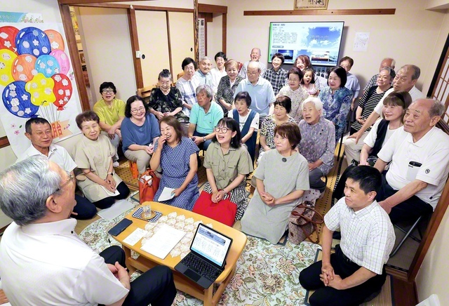東兵庫総県・北五月台地区の集い。石川久江さん、山脇幸雄さん・弥生さん夫妻、黒長博彦さん・優紀子さん夫妻、坂本一子さんが対話拡大の決意を述べた（宝塚市内で）