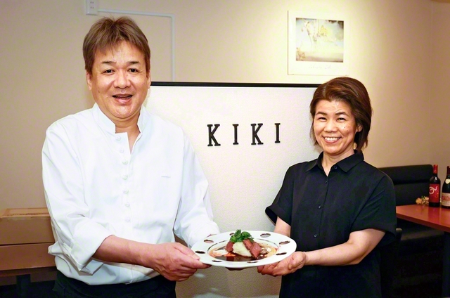 笹原さん㊧と妻の浩子さん。隠れ家のような落ち着いた空間には、有名人が立ち寄ることも