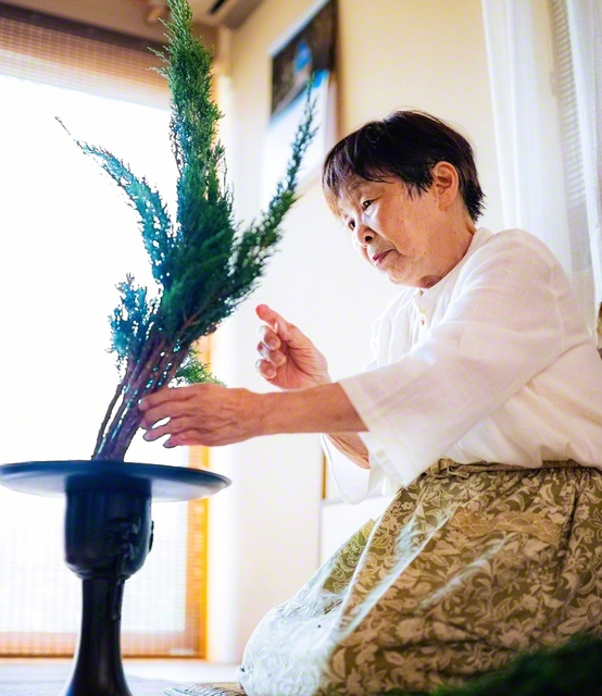 伝統に培われた格花。中田さんが花材と心を交え、枝先に表情を生み出していく。「静」の中に命の躍動がある