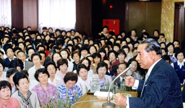 名古屋市の中部文化会館（当時）で行われた自由勤行会で、集まった友を心から励ます池田先生。この日、先生に一目会いたいと、朝早くから友の長蛇の列が会館の前に連なり、人の流れが途切れることはなかった（1980年5月9日）