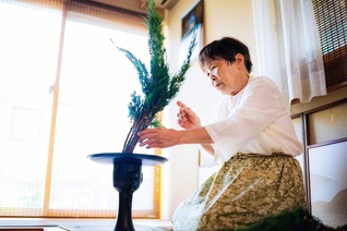 伝統に培われた格花。中田さんが花材と心を交え、枝先に表情を生み出していく。「静」の中に命の躍動がある