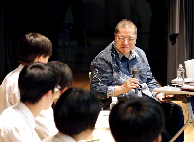 トークセッションでは、佐藤優氏が生徒代表と活発に語り合った（関西創価学園・池田講堂で）