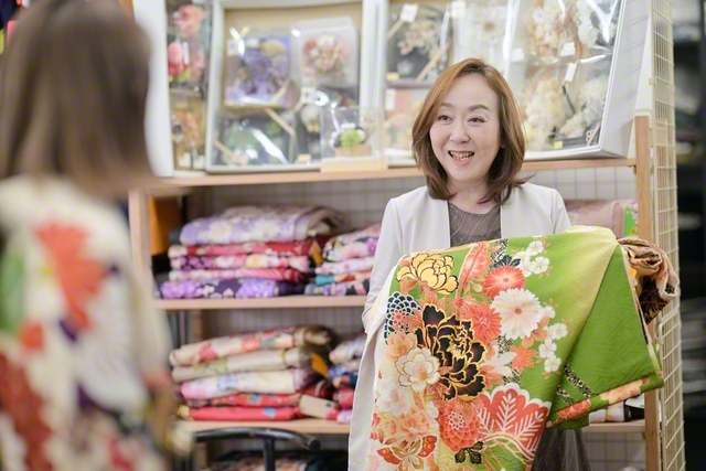 柳さんは店を訪れる人を、その人らしく輝けるようコーディネートする。「着物を着る日は特別な日だから」と