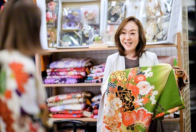 柳さんは店を訪れる人を、その人らしく輝けるようコーディネートする。「着物を着る日は特別な日だから」と