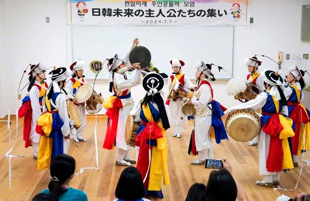 小倉さんが関わる地元中学校の国際交流部と韓国の伝統芸能団体がチャンゴを通して交流（大阪市内で）