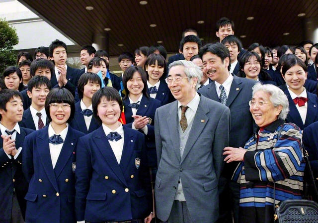 魯迅の令息である周海嬰氏（前列右から2人目）、馬新雲夫人（前列右端）、その子息の周令飛氏（2列目右から2人目）が東京の創価学園（小平市）を訪れ、学園生と交流（2004年3月）