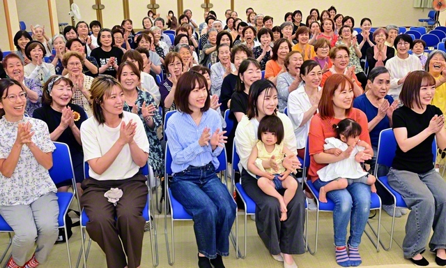 立正安国の凱歌へ、さらなる広布拡大を誓い合った博多区・博多常勝区の友(15日、博多平和会館で)